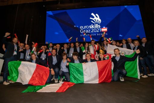 ragazzi con bandiere tricolori ragazzi con bandiere tricolori