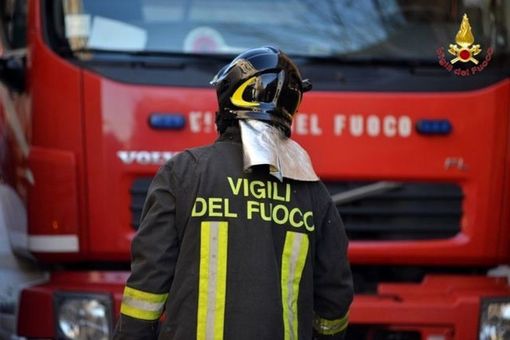 Per coprire le carenze i vigili del fuoco sono costretti a turni massacranti di dodici ore, straordinari continui e squadre con  una persona in meno per consentire i riposi Per coprire le carenze i vigili del fuoco sono costretti a turni massacranti di dodici ore, straordinari continui e squadre con  una persona in meno per consentire i riposi