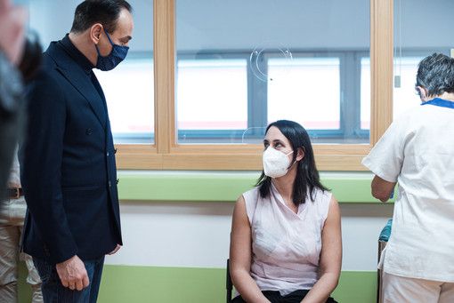 Alberto Cirio e una persona che riceve il vaccino Alberto Cirio e una persona che riceve il vaccino