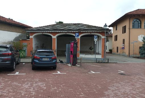 Osasco, la colonnina ‘contestata’ cambia posto: via dal centro storico entro giugno