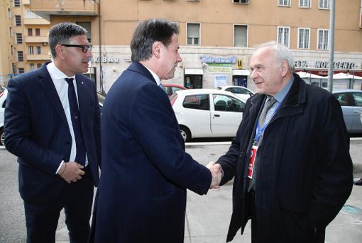 Stretta di mano tra Giuseppe Conte e Bruno Scanferla Stretta di mano tra Giuseppe Conte e Bruno Scanferla