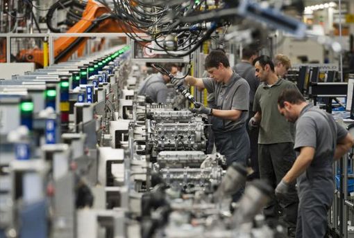 operai che lavorano in linea di produzione operai che lavorano in linea di produzione