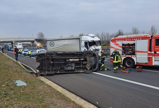 Furgone fermo sulla corsia di emergenza viene centrato da un tir: traffico paralizzato sulla Torino-Pinerolo
