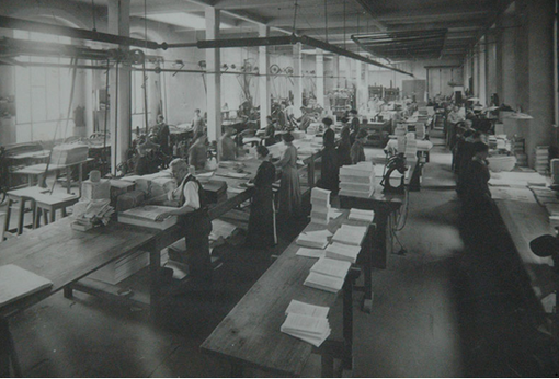 immagine in bianco e nero di un'azienda di tipografia