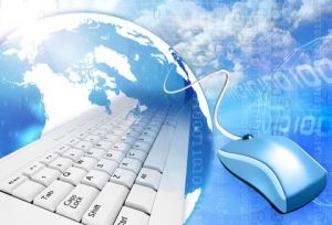 Computer con tastiera su sfondo azzurro Computer con tastiera su sfondo azzurro