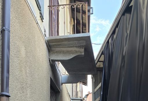 Il camion contro il balcone Il camion contro il balcone