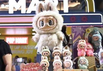 Labubu-mania, bambola venduta all'asta a 130mila euro Labubu-mania, bambola venduta all'asta a 130mila euro