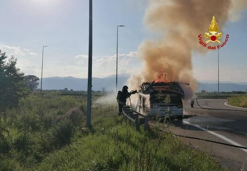 Un camper prende fuoco sulla statale 23 ad Airasca [FOTO]