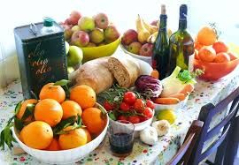 "Il coronavirus non si trasmette con gli alimenti, ma dovete rispettare le norme igieniche. Ok il cibo d'asporto". Lo dice l'Istituto zooprofilattico