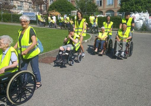 I volontari e gli ospiti della Casa dell’ Anziano diretti al mercato
