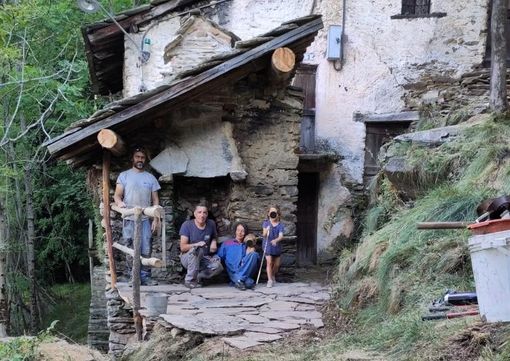 Daniele Salengo, Valdo Poet, Erica Zuccalli con i figli davanti al forno restaurato Daniele Salengo, Valdo Poet, Erica Zuccalli con i figli davanti al forno restaurato