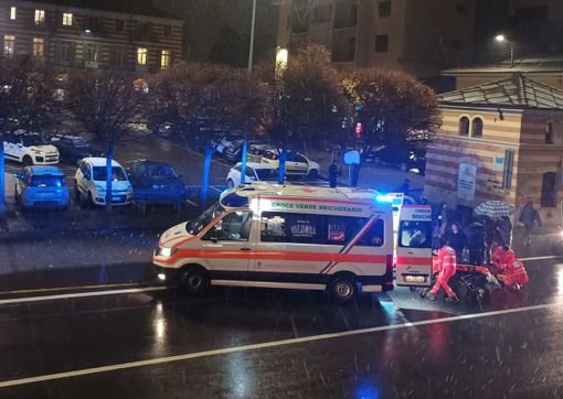 I soccorsi alla donna investita a Luserna San Giovanni I soccorsi alla donna investita a Luserna San Giovanni