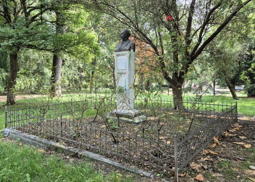 Il busto di De Amicis a Pinerolo Il busto di De Amicis a Pinerolo