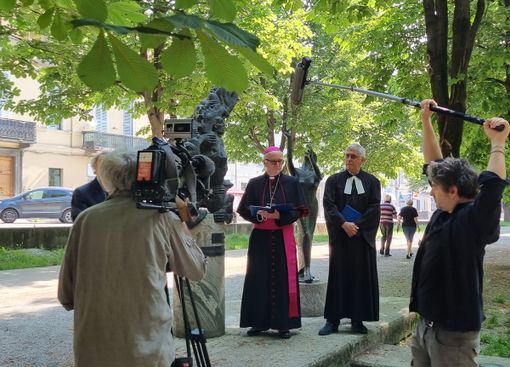 Le riprese al monumento contro l’intolleranza Le riprese al monumento contro l’intolleranza