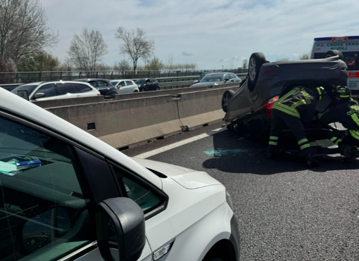 Incidente tra più mezzi in tangenziale: lo scontro tra Allamano e Sito: un ferito, traffico bloccato Incidente tra più mezzi in tangenziale: lo scontro tra Allamano e Sito: un ferito, traffico bloccato