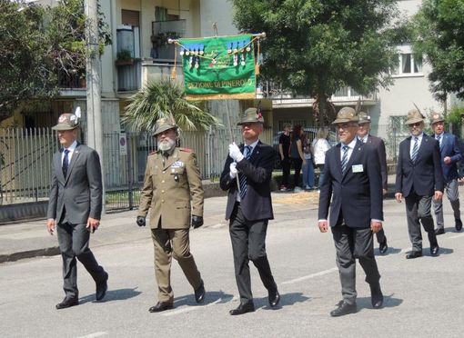 Gli alpini di Pinerolo a Vicenza con 45 gagliardetti