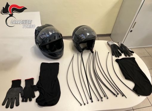 Il materiale rinvenuto durante la perquisizione Il materiale rinvenuto durante la perquisizione