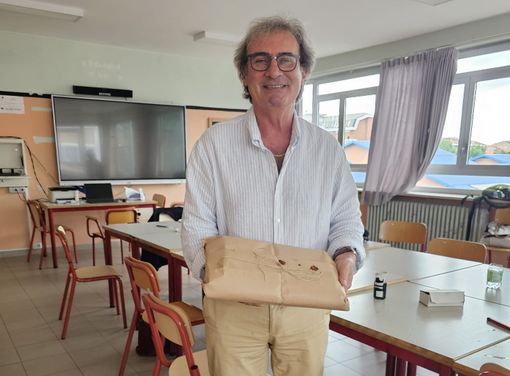 Danilo Chiabrando con la busta delle prove della sua ultima maturità: la trentacinquesima