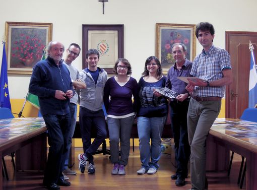 Pier Giorgio Adamini, a sinistra, con componenti del Consiglio di biblioteca e giurati del concorso fotografico di Villafranca Piemonte