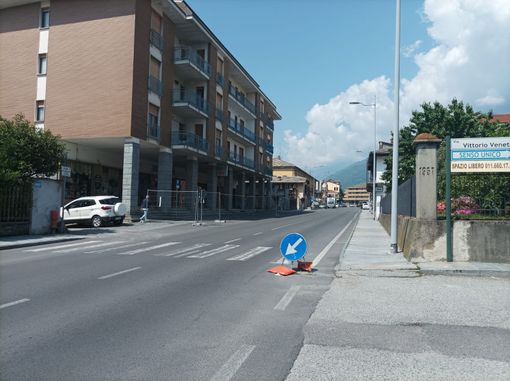 Il tombino in attesa di riparazione dalla scorsa estate