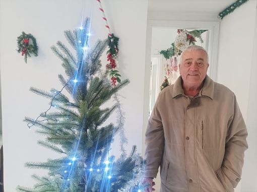 Il Babbo Natale Mimmo Aglì nella sua nuova ‘casa’ in allestimento Il Babbo Natale Mimmo Aglì nella sua nuova ‘casa’ in allestimento