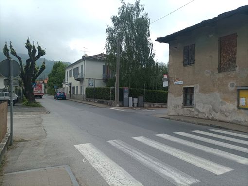 Tamponamenti e attraversamenti a rischio: alcuni genitori chiedono più sicurezza per la scuola media Tamponamenti e attraversamenti a rischio: alcuni genitori chiedono più sicurezza per la scuola media