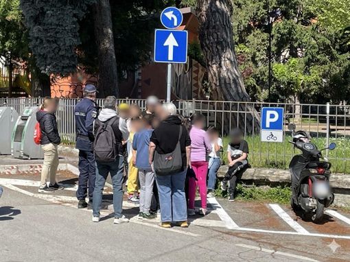 A Torre Pellice si fa scuola in strada con l’agente Reinaudo A Torre Pellice si fa scuola in strada con l’agente Reinaudo