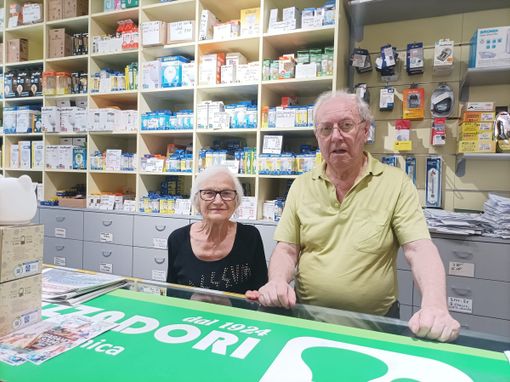 Vittorio Cazzadori e Luciana Biz nel negozio che ha compiuto 100 anni Vittorio Cazzadori e Luciana Biz nel negozio che ha compiuto 100 anni