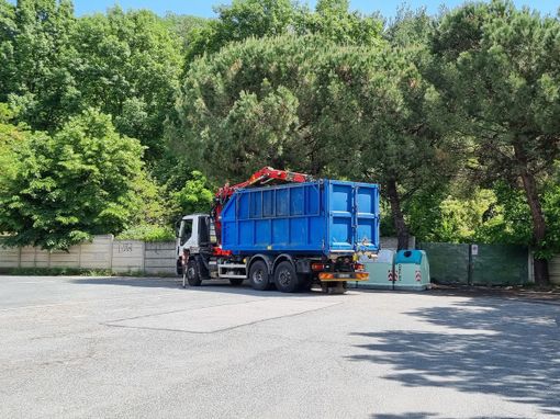 Il camion Acea al lavoro in viale Tosel a Pinerolo Il camion Acea al lavoro in viale Tosel a Pinerolo