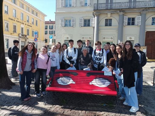 L’inaugurazione delle panchine rosse
