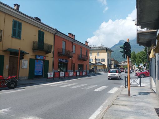 Il semaforo spento all’ingresso di Torre Pellice