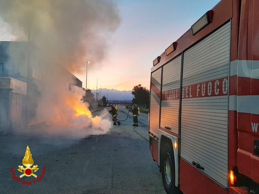 A fuoco un'auto nella zona industriale di Volvera, nessuna persona coinvolta A fuoco un'auto nella zona industriale di Volvera, nessuna persona coinvolta