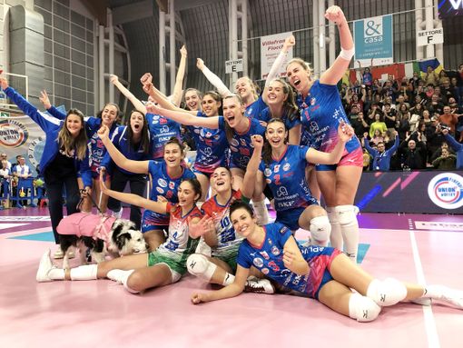 Le ‘pinelle’ festeggiano la vittoria con Vallefoglia (foto di Christian Bosio) Le ‘pinelle’ festeggiano la vittoria con Vallefoglia (foto di Christian Bosio)