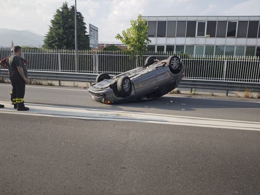 Un'altra auto ribaltata sulla Provinciale 161 a Luserna San Giovanni Un'altra auto ribaltata sulla Provinciale 161 a Luserna San Giovanni