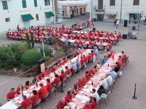 La cena in rosso in piazza Sforzini La cena in rosso in piazza Sforzini