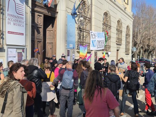 Proteste fuori dal salone dei Cavalieri di Pinerolo per l'evento vannacciano Proteste fuori dal salone dei Cavalieri di Pinerolo per l'evento vannacciano