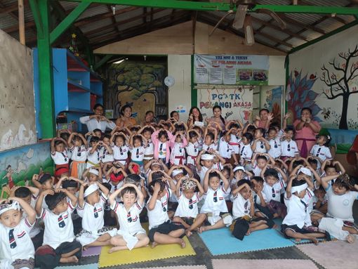 Pertusio tra bimbi e maestre della scuola balinese