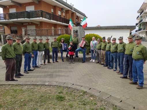 Musica e sfilata tra le vie del paese per i 95 anni del Gruppo Alpini di Piscina