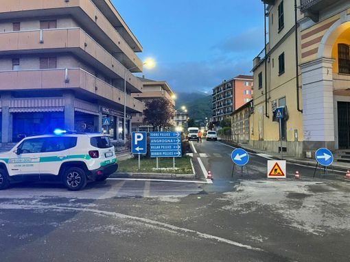 Strada chiusa per una perdita d'acqua Strada chiusa per una perdita d'acqua