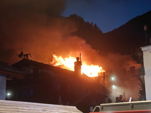 Una casa va in fiamme nel capoluogo di Usseaux Una casa va in fiamme nel capoluogo di Usseaux