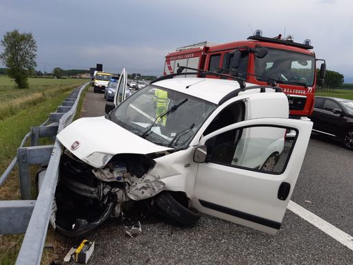Furgoncino finisce contro il guard-rail sulla Torino-Pinerolo