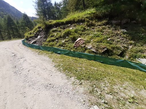 Le barriere in plastica posizionate lungo la salita verso la Conca del Pra