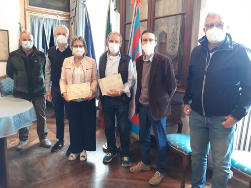 Da sinistra Ilario Merlo, Luigi Bosio, Lidia Alloa, Claudio Bolla, Simone Ballari ed Emilio Bolla nel momento di saluto per i pensionamenti