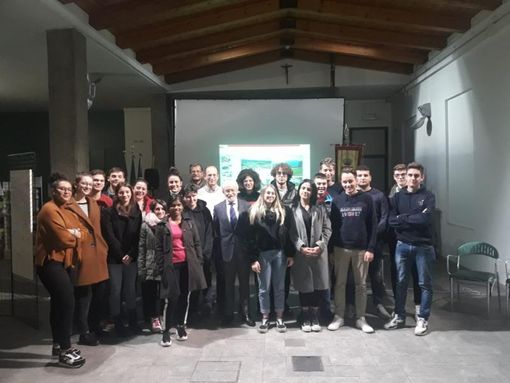 I diciottenni cavouresi con al centro Fassone I diciottenni cavouresi con al centro Fassone