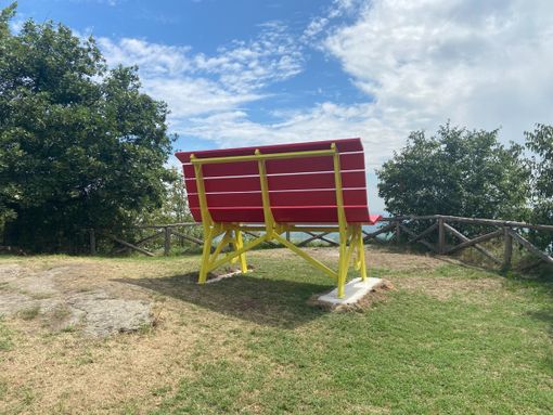 Una delle panchine giganti del Pinerolese: quella sulla Rocca di Cavour