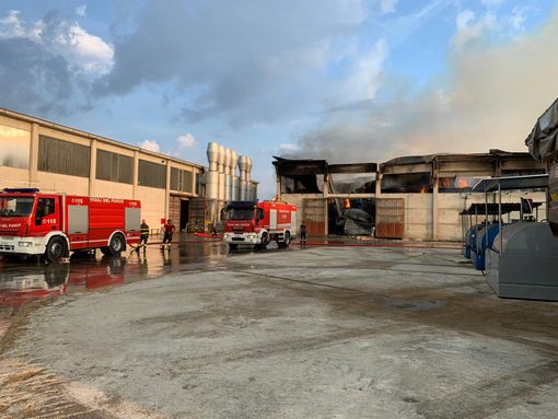 Incendio in un capannone di Cercenasco, numerose squadre di Vigili del Fuoco impegnate Incendio in un capannone di Cercenasco, numerose squadre di Vigili del Fuoco impegnate