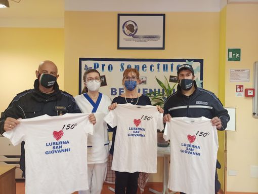 La consegna delle magliette per l’Ucraina