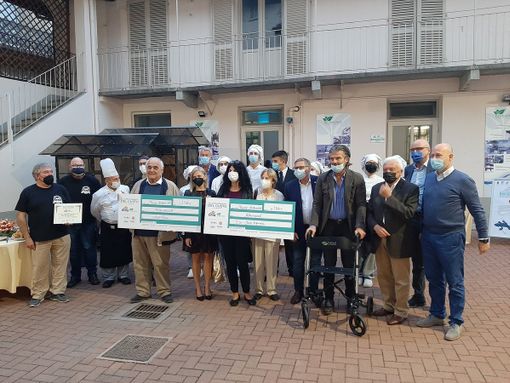 La donazione dei proventi degli apericena La donazione dei proventi degli apericena