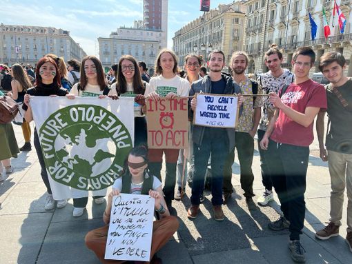 Il gruppo del Pinerolese in piazza a Torino venerdì Il gruppo del Pinerolese in piazza a Torino venerdì