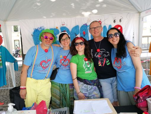 Il direttivo dei nasi rossi di Pinerolo, con al centro EmyCiuff Il direttivo dei nasi rossi di Pinerolo, con al centro EmyCiuff